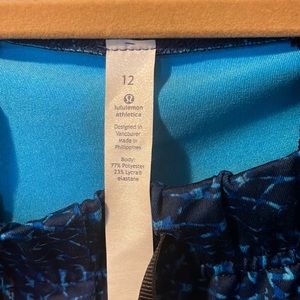 Lululemon Jet Crop Size 12 fun blue pattern